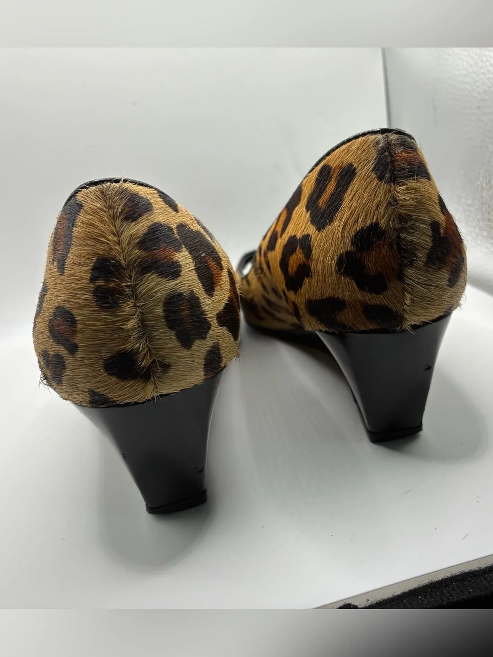 BCBGMAXAZRIA Leopard Calf Hair Peep Toe Wedge Heels Women’s 5.5B Leather Shoes